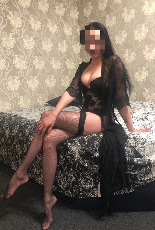 Проститутка Питера Тамара с 3 размером груди предлагает интим услуги у метро Кировский Завод  +7(981)136-33-84 